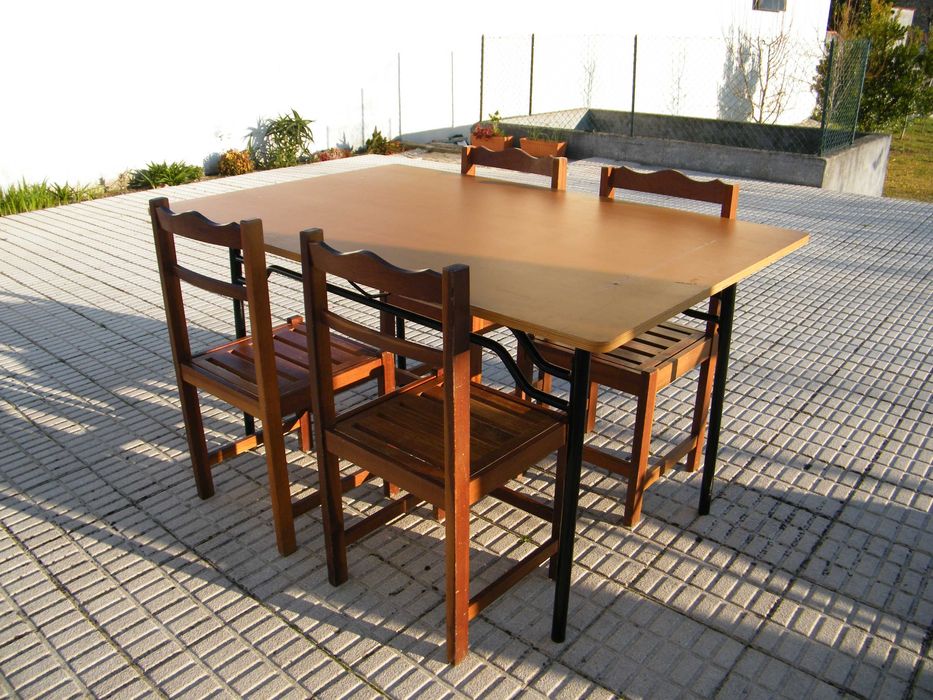Mesa e cadeiras em ótimo estado.