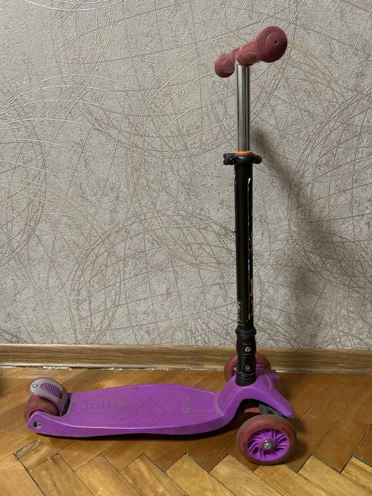 Дитячий самокат б/у.