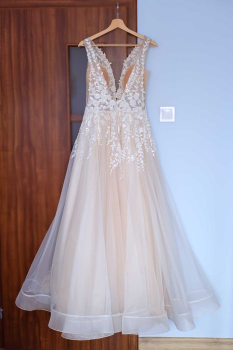 Suknia ślubna zdobiona w kolorze ecru.