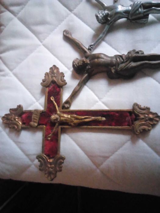 Crucifixos de vários tamanhos e feitios