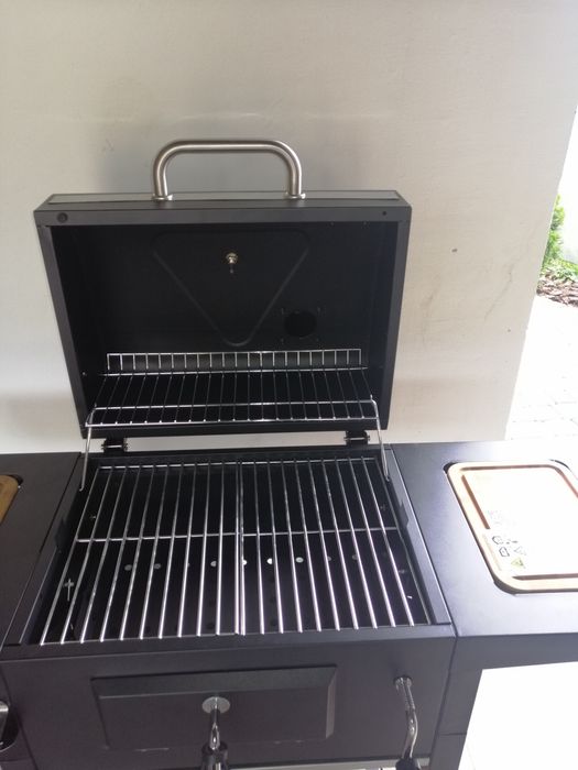 Grill węglowy *Meat Machine*-nowy.