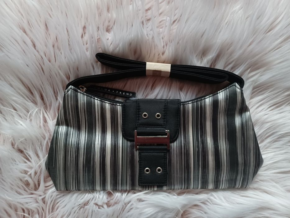 Torebka w Czarno srebrne pasy z Avon