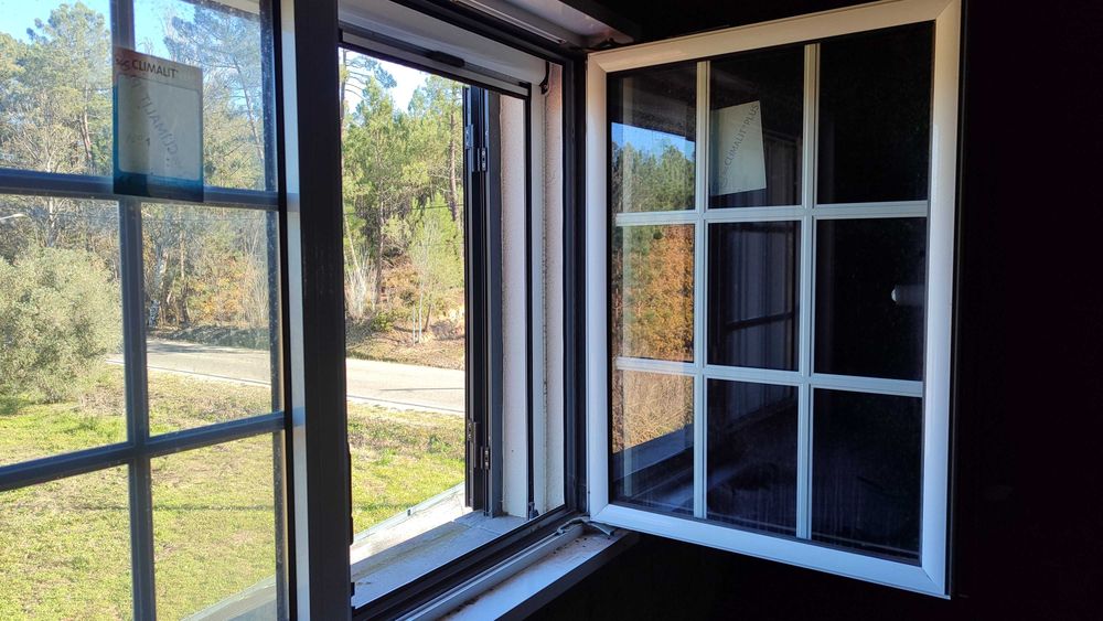 Janelas em alumínio lacado, com vidro duplo e oscilobatente