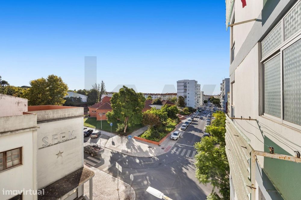 Vende T3 de 110m2 com varanda no Centro da Moita
