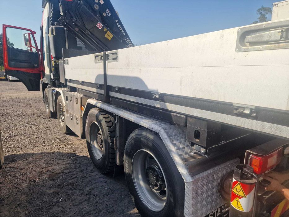 Camiao VOLVO com Grua