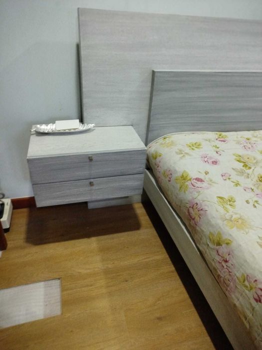 Cama casal com mesinhas de cabeceiro