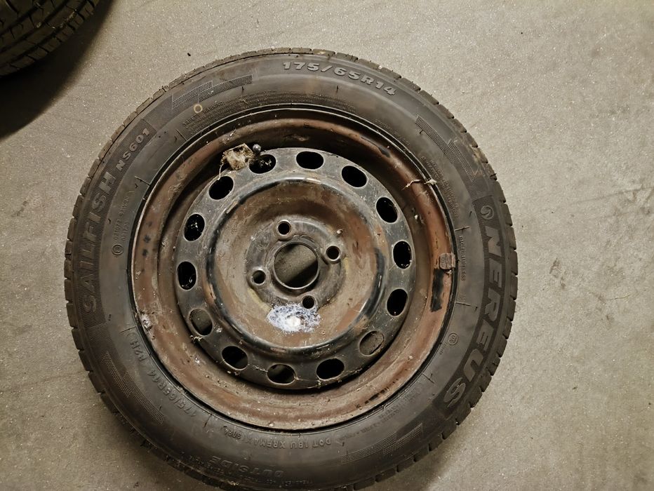 Vendo 4 pneus 175/65/14 dot 30-24 com jante furação 4x100