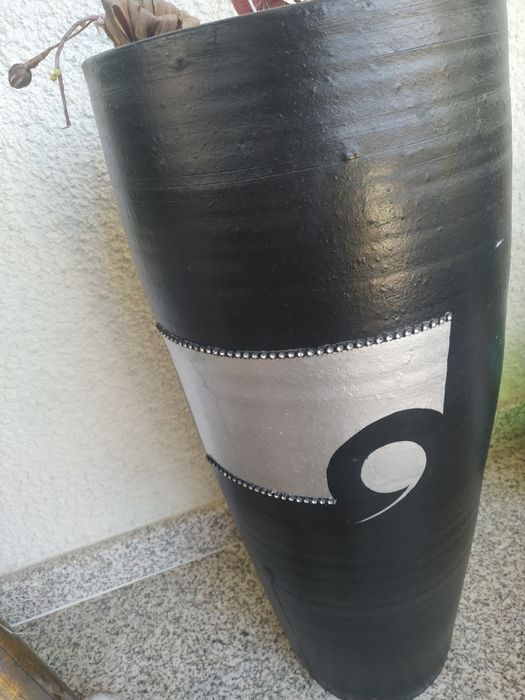 Jarrão preto e prateado