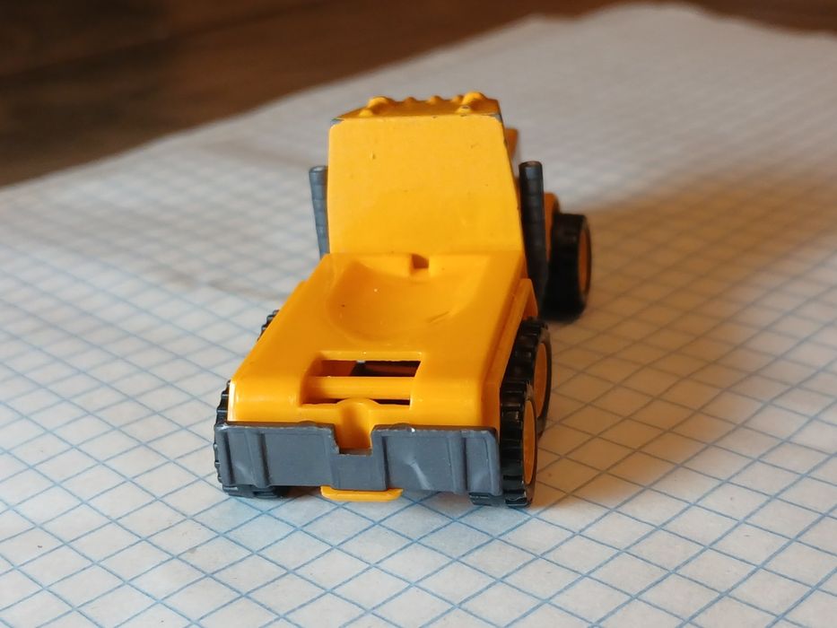 Металлический грузовик-самосвал