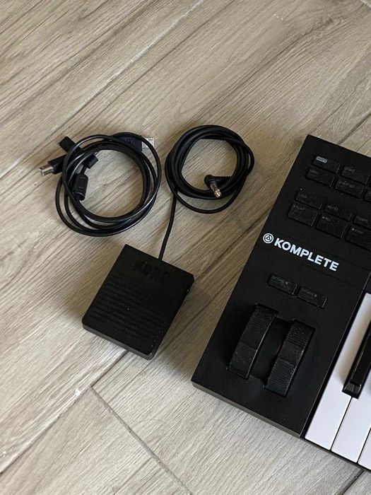 Teclado/Controlador MIDI Komplete Kontrol A25 + Sustain Pedal