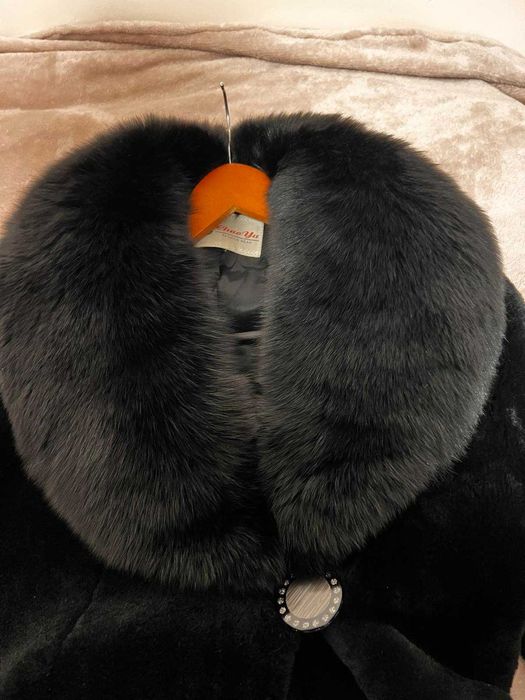Жіноча мутонова шуба з песцовим коміром