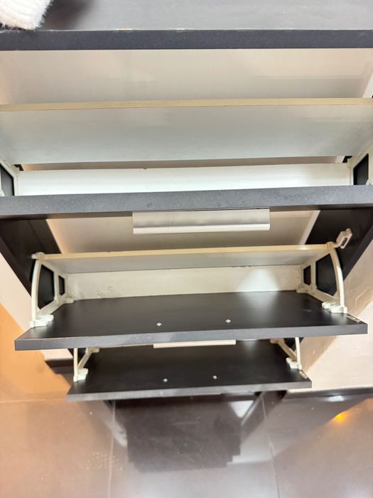 Czarna szafka na buty