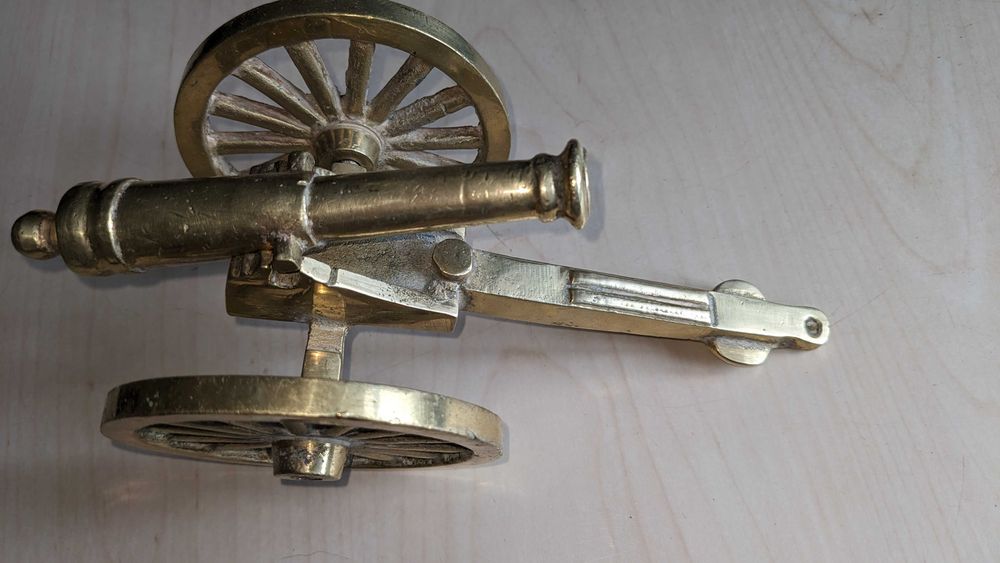 Replika armaty, mosiądz