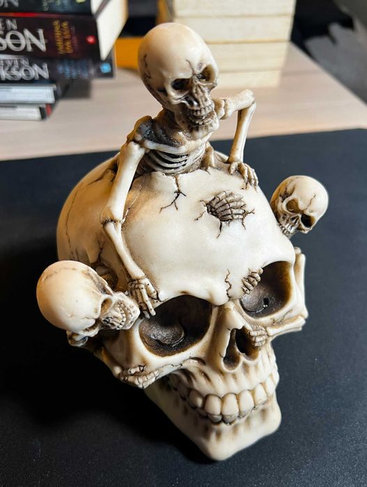 Caveira com Esqueletos (única)