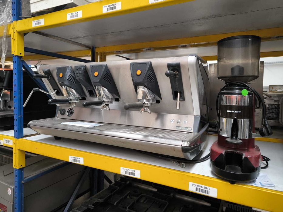 Máquina de café 3 manipulos + moinho