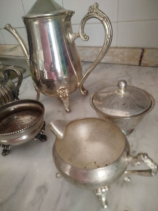 Serviço de chá vintage, não é prata maciça ,mas tem um banho