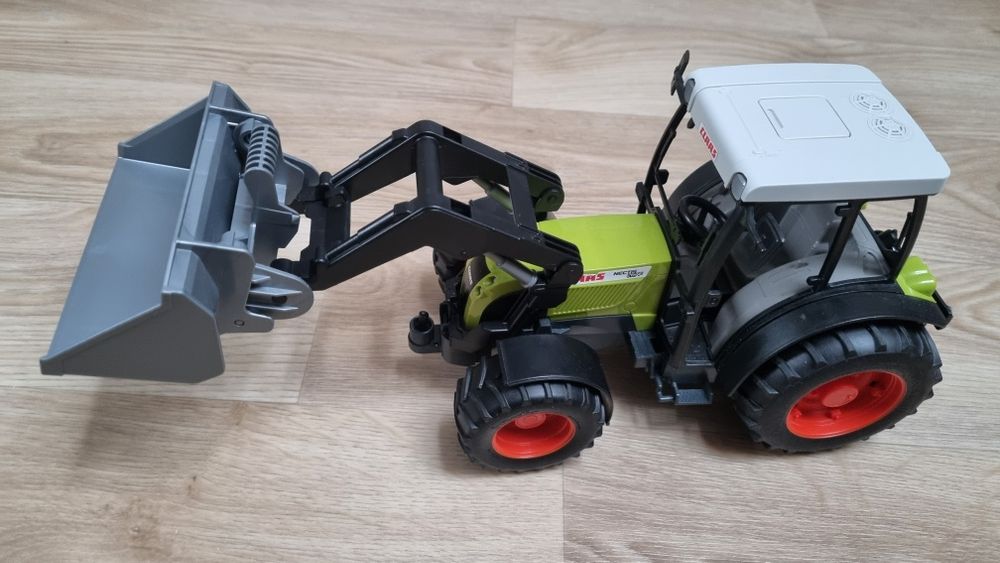 Traktor z przyczepą bruder