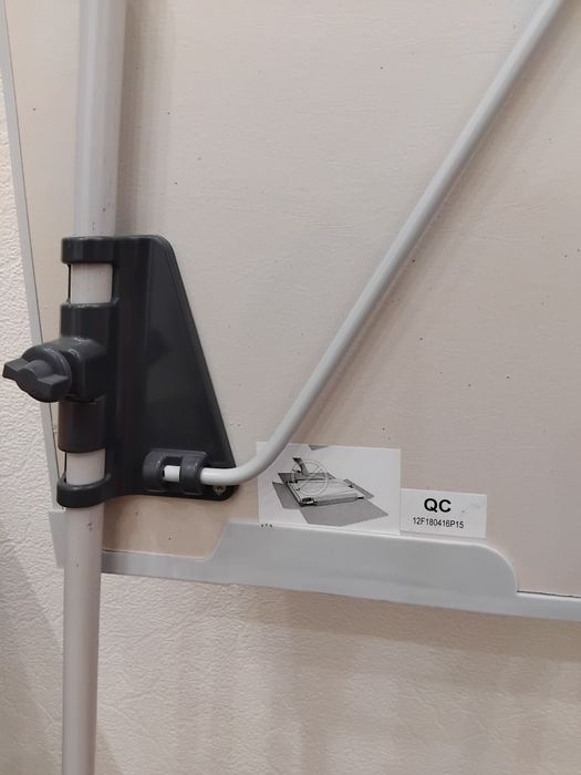 Фліпчарт в ідеальному стані на тривозі Висота дошки 1м. ширина 70 см.