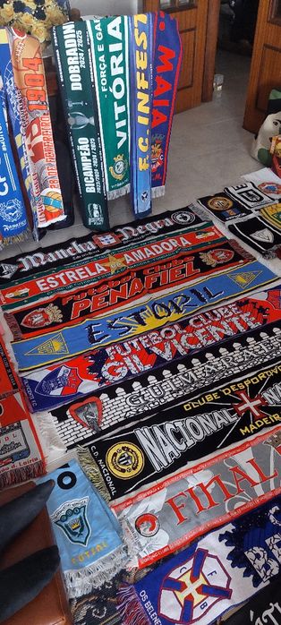 Varios cachecois de varios clubes