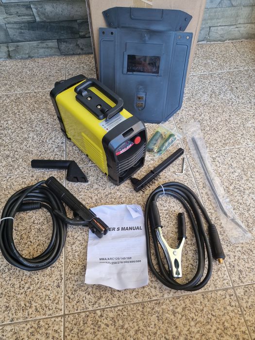 Máquina de soldar inversora portátil MMA/ARC, acompanhada pelo seu kit de acessórios de fábrica.