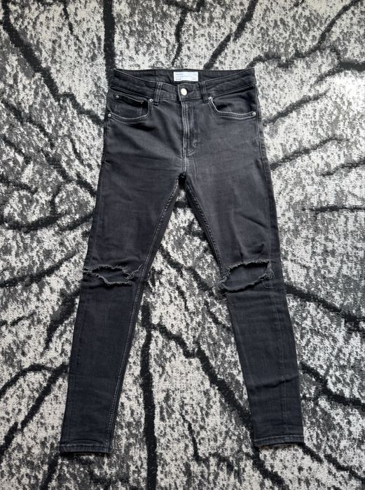 Męskie dżinsy skinny z przetarciami Bershka