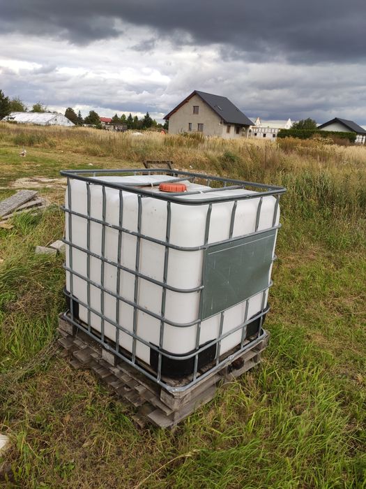 Mauzer 1000 l w koszu na palecie