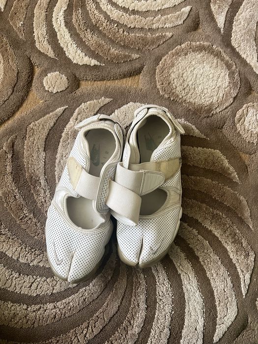 Nike rift white tabi