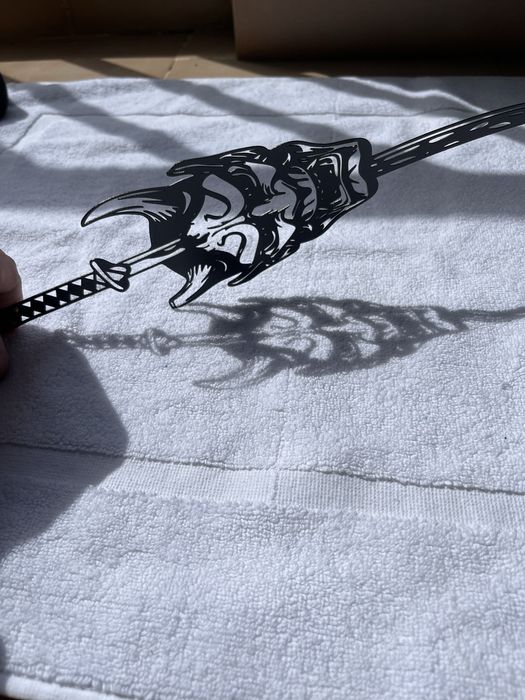 Decoração de Parede Samurai Oni com Katana – Metal