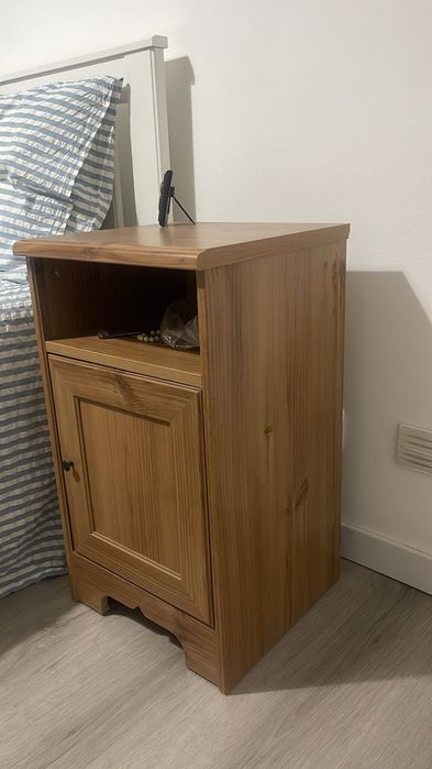 Mesinha de cabeceira e cómoda