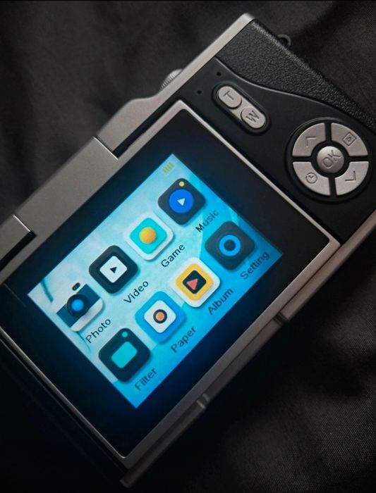 Czarny aparat cyfrowy