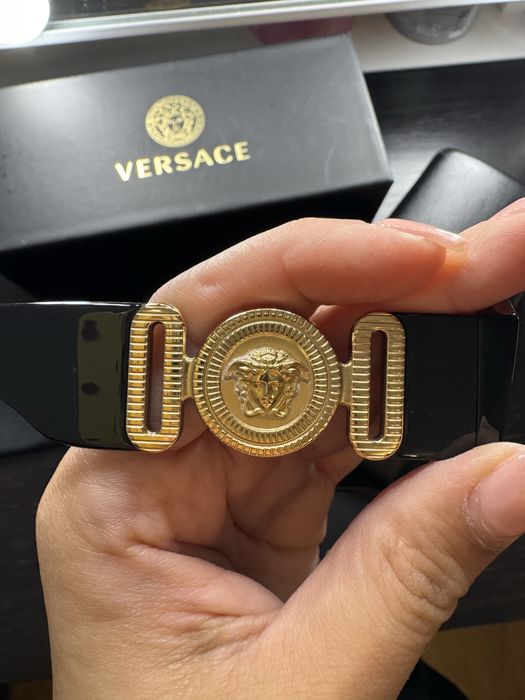 Oculos Versace dourados e preto