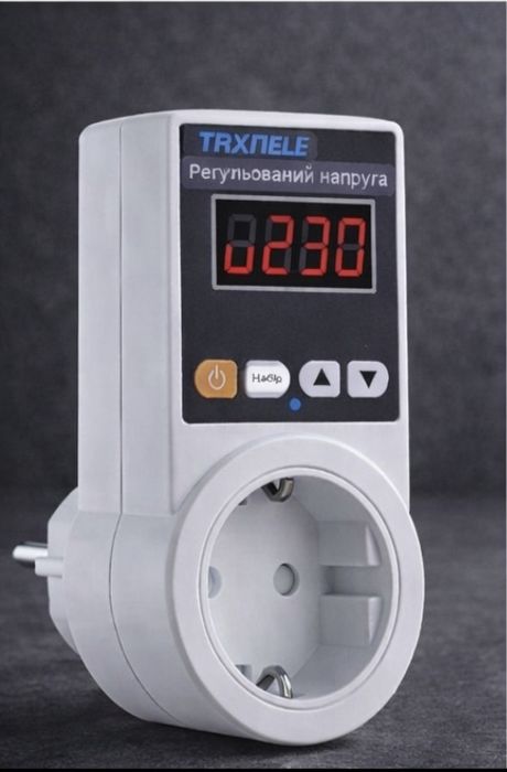 Регульований автоматичний захист від перепадів напруги розетка