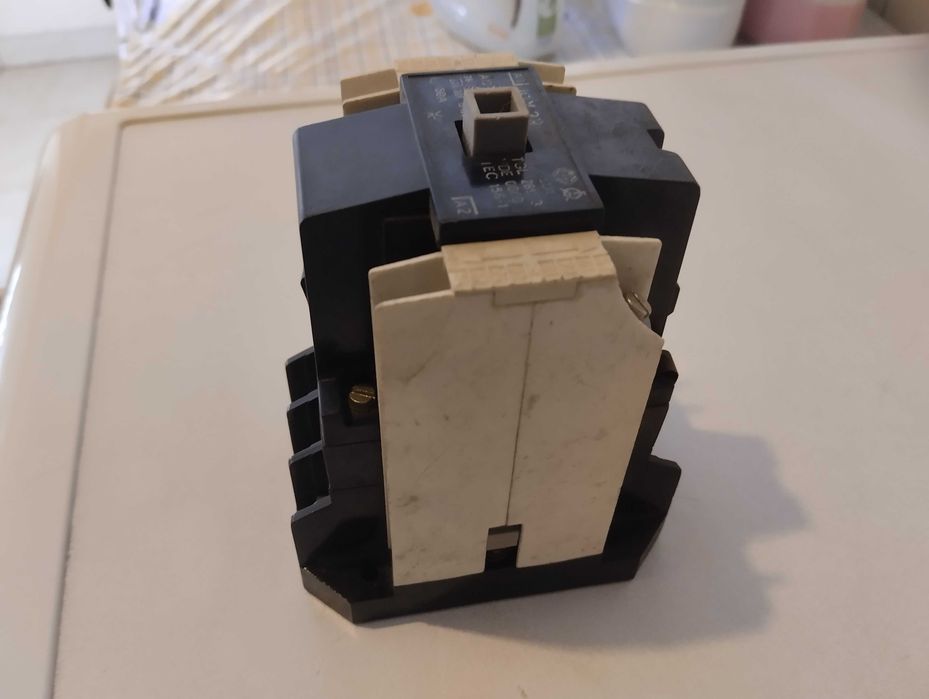 stycznik elektryczny