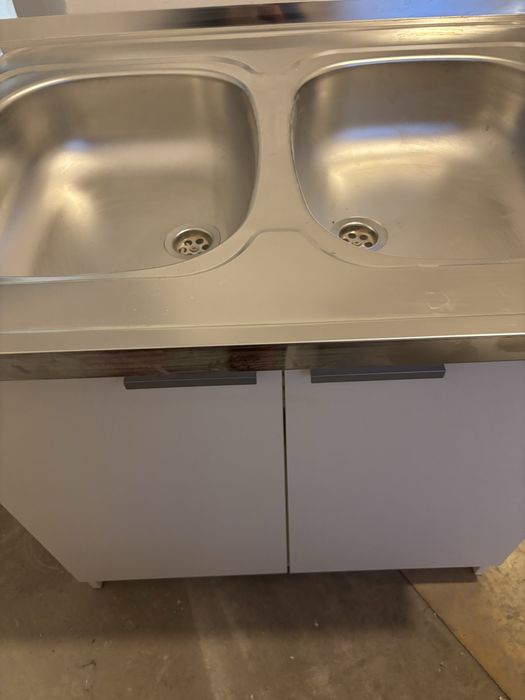 Zlew z kranem i szafką