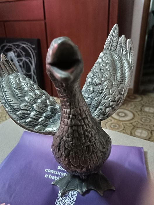 Estátua de pato em metal
