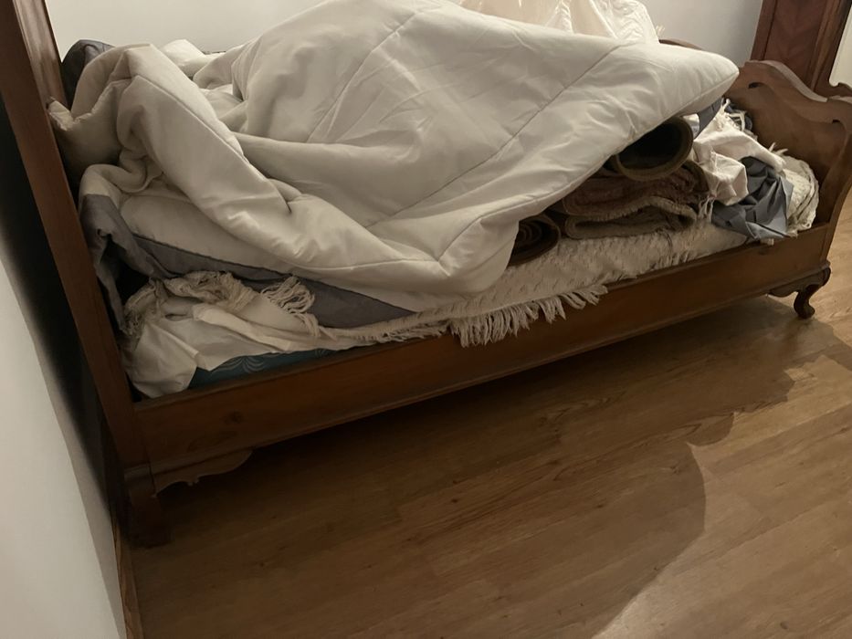 Cama de madeira antiga