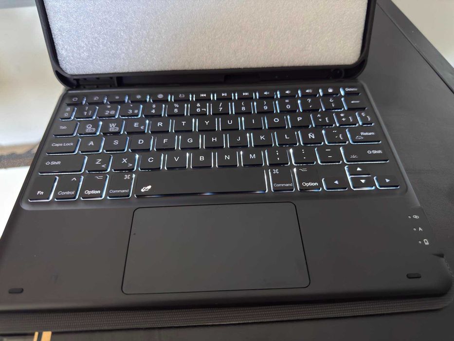Capa com teclado retroiluminado (Ipad A16/Ipad 10)
