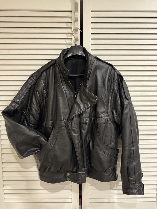 Шкіряна куртка бомбер вінтажна в ідеалі