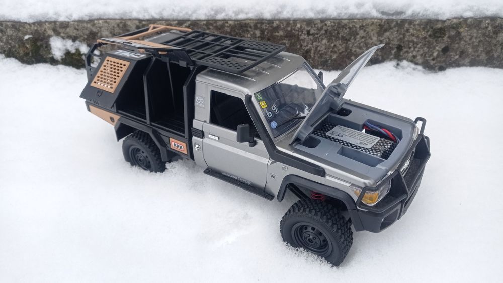 Продам машинку MN82S 1/12  Toyota land cruiser silver crauler джип rc