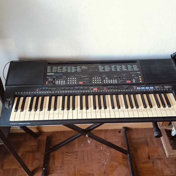 Órgão Yamaha com cavalete