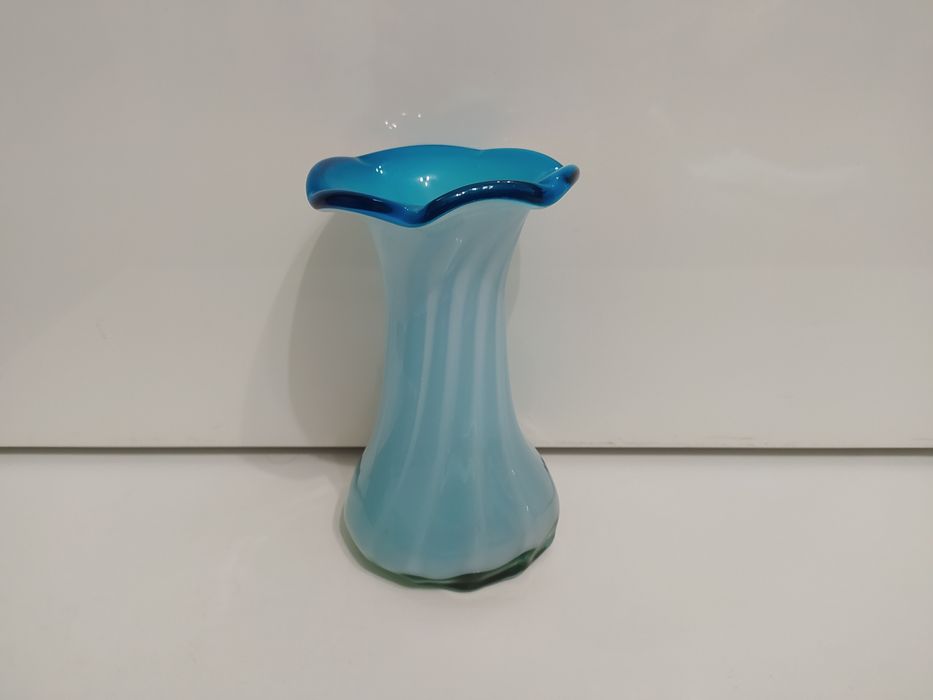 Ваза. Молочне скло. Гутне художнє кольорове скло.