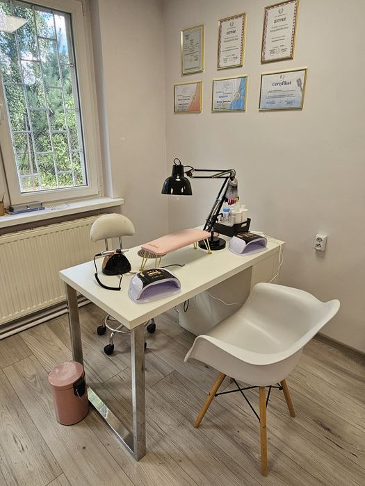 Wyposażone stanowisko manicure stylistka paznokci, stanowisko dla makijażystki,osoby przedłużającej włosy