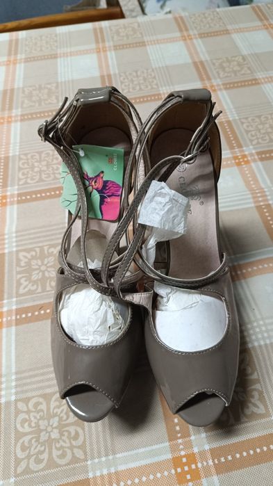 Sandália número 38. Novas nunca usadas.