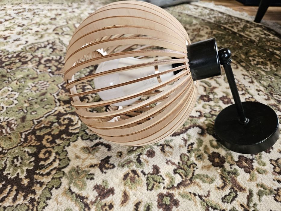 Lampa ścienna z drewnianym abażurem boho