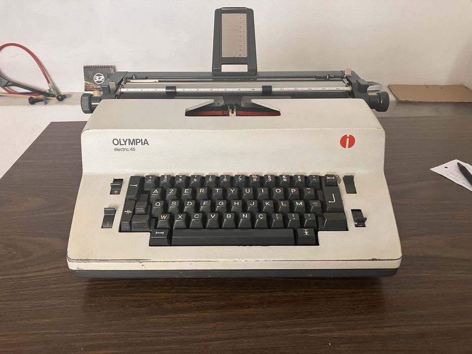 Máquina de escrever antiga mecânica e electrica