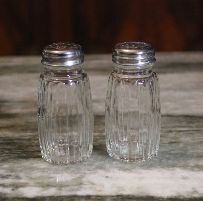 Galheteiro vintage em inox, com um design funcional e clássico.