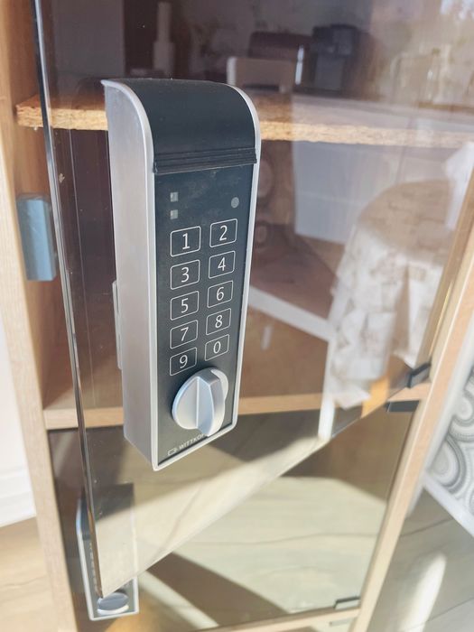 Szafka sejfowa na 3 odrebne elektroniczne  zamki