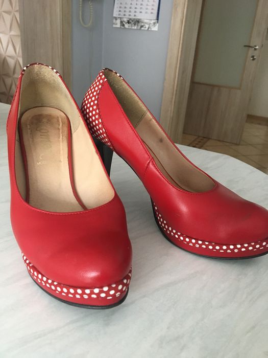 Czółenka ze skory naturalnej