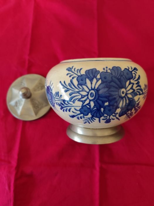 Conjuntos de estanho pintados à mão.