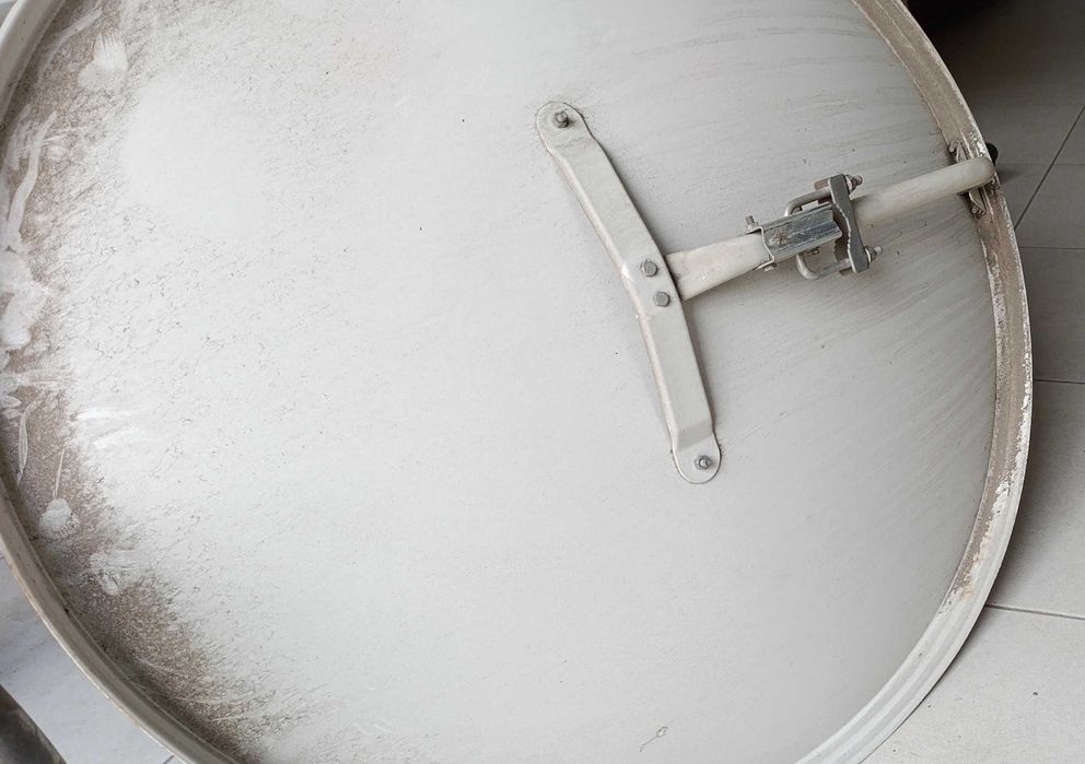 Супутникова антена (параболічна) з проводами та кріплення до неї